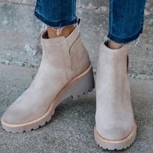 DOLCE VITA RIELLE LUG HIKER SUEDE BOOTS IN TAUPE SIZE 8.